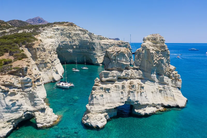 Η παραλία Κλέφτικο στη Μήλο, η οποία αναδείχθηκε στα 10 καλύτερα νησιά του κόσμου.