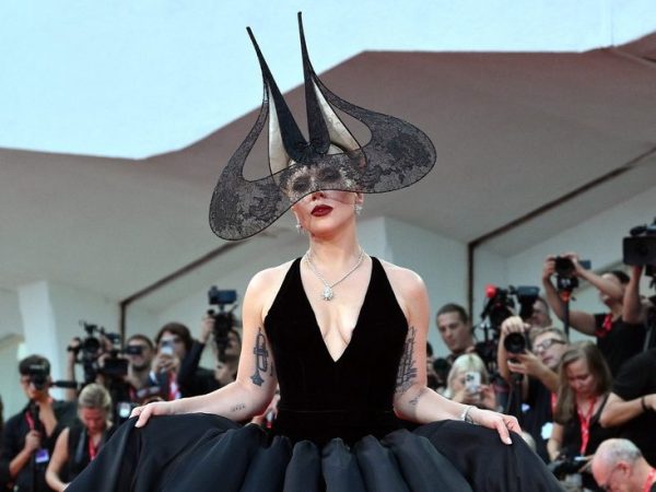 Ο Τιμ Μπάρτον υπογράφει το νέο video clip  της Lady Gaga για το Wednesday