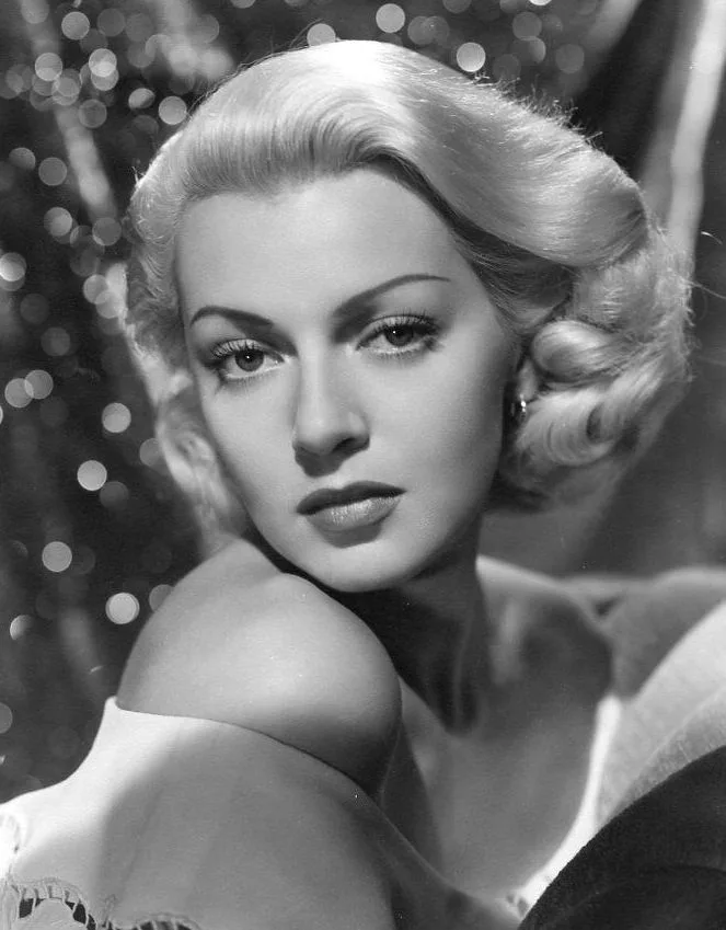 Η ηθοποιός Lana Turner το 1940, εκπρόσωπος της ξανθιάς γοητείας του κλασικού Χόλιγουντ.
