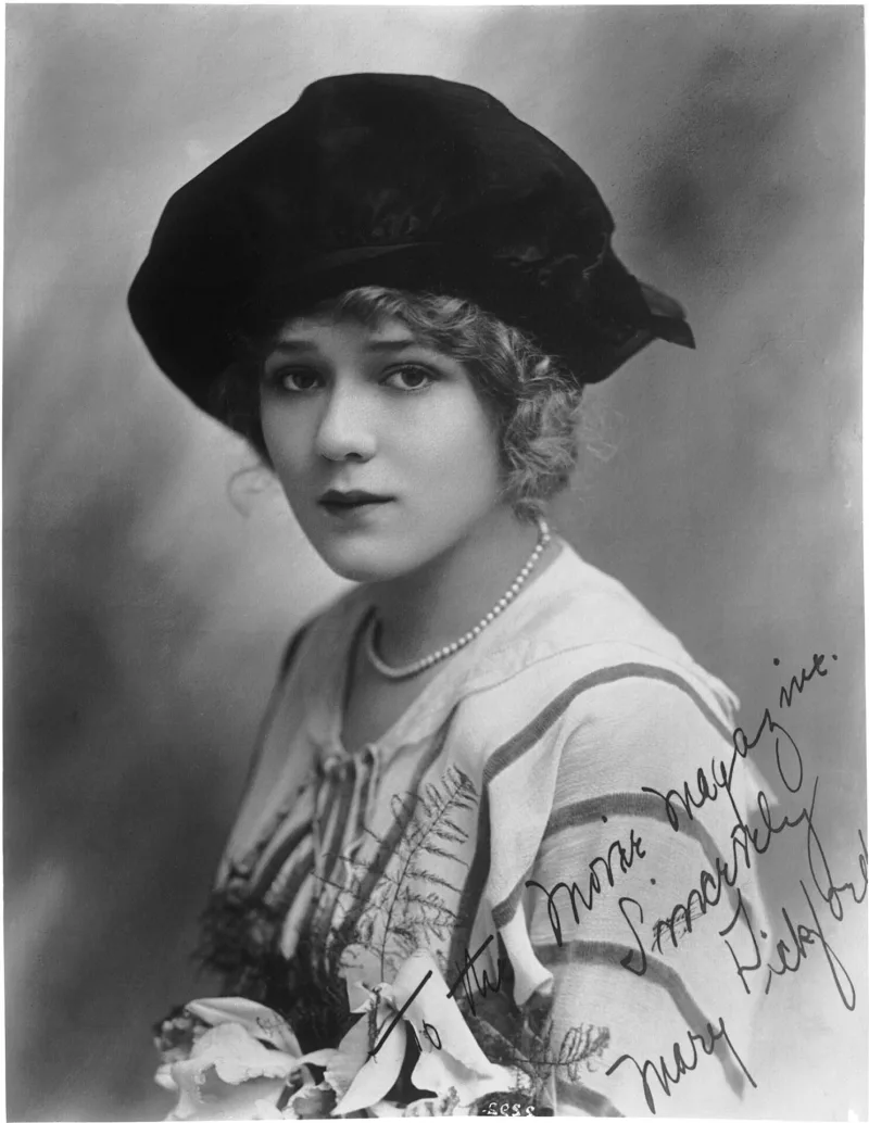 Η ηθοποιός Mary Pickford με ξανθά μαλλιά την περίοδο 1914-1915, σύμβολο αθωότητας στον βωβό κινηματογράφο.