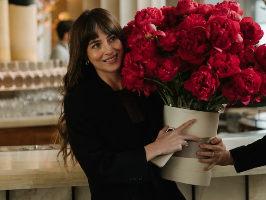 Η Dakota Johnson στην ταινία Materialists της Celine Song.