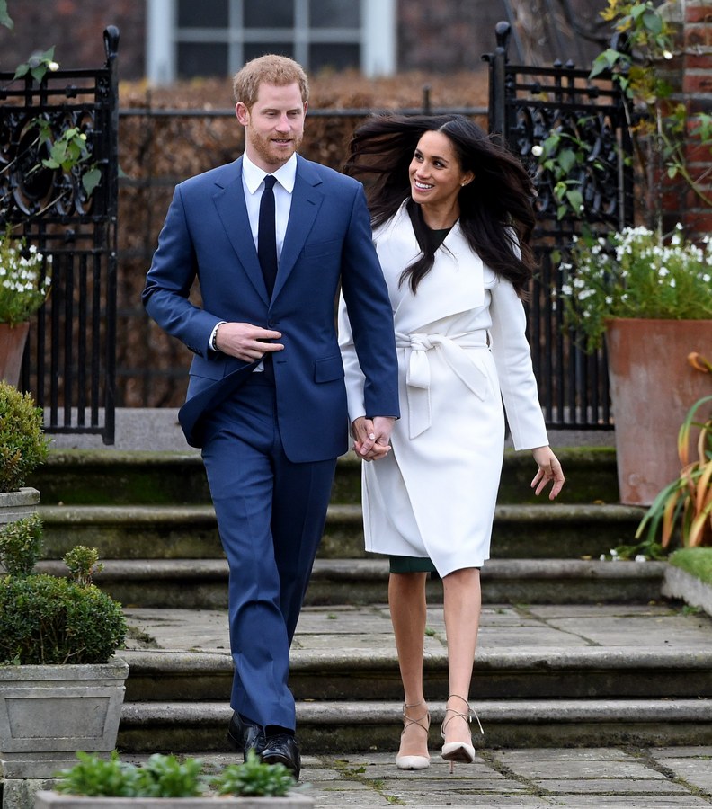 Ο πρίγκιπας Harry και η Meghan Markle περπατούν χέρι-χέρι, καθώς ετοιμάζουν νέα δραματική σειρά για το Netflix.