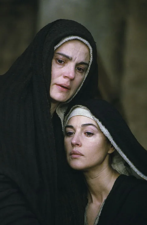Η Monica Bellucci και μια γυναίκα με παραδοσιακά ενδύματα στην ταινία The Passion of the Christ.