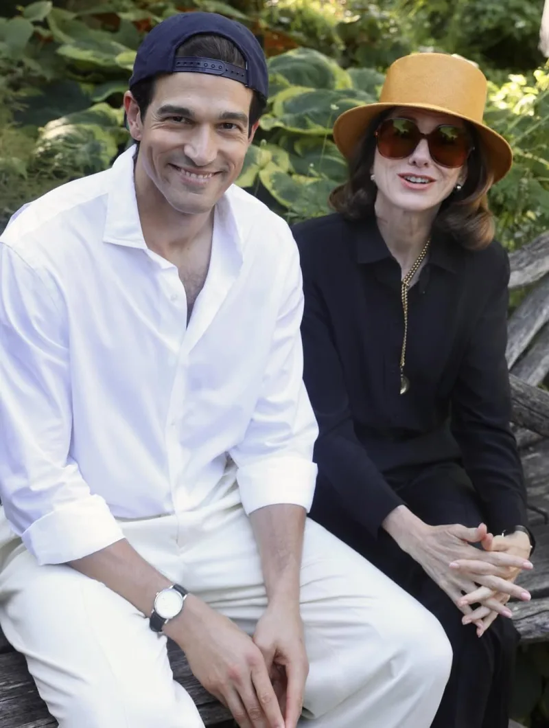 Η Naomi Watts και ο Paul Kelly στα γυρίσματα της σειράς American Love Story.