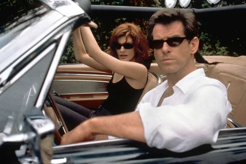 Ο Pierce Brosnan και η Rene Russo σε σκηνή από την ταινία The Thomas Crown Affair του 1999.