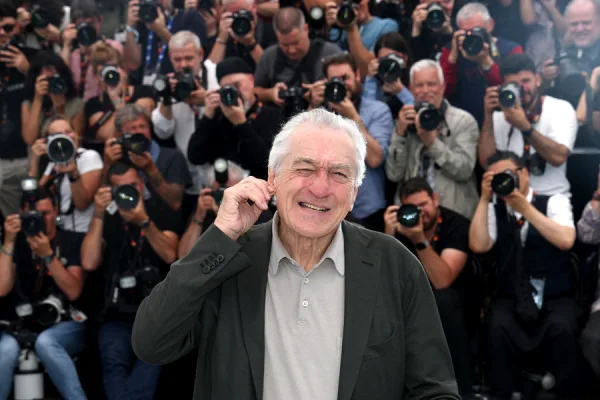 Ο Robert De Niro, σε ηλικία 82 ετών, ποζάρει χαμογελαστός μπροστά σε πλήθος φωτογράφων, δείχνοντας την καθημερινότητα ενός «girl dad».