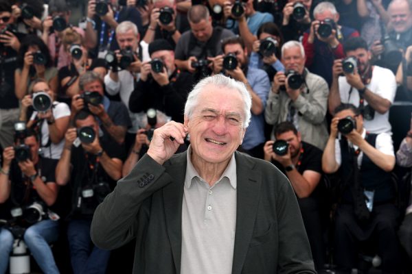Ο Robert De Niro, σε ηλικία 82 ετών, ποζάρει χαμογελαστός μπροστά σε πλήθος φωτογράφων, δείχνοντας την καθημερινότητα ενός «girl dad».