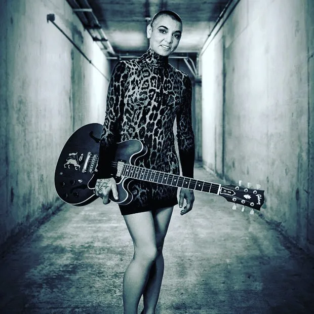 Η τραγουδίστρια Sinead O'Connor, η οποία έχει αρνηθεί μουσικά βραβεία για την καλλιτεχνική της ακεραιότητα.