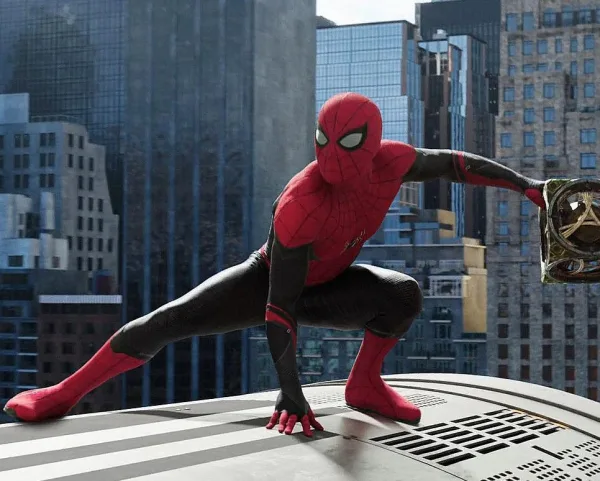 Ο Tom Holland ως Spider-Man με τη νέα του στολή από την ταινία Spider-Man: Brand New Day.