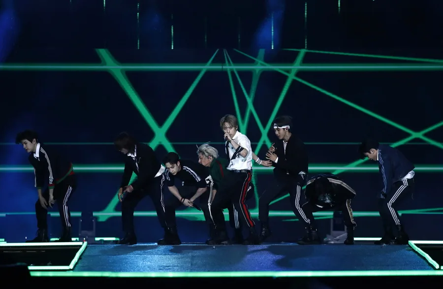 Το συγκρότημα της K-pop, Stray Kids, σε προωθητική φωτογραφία για το άλμπουμ KARMA.