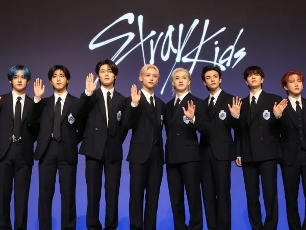 Τα μέλη των Stray Kids ποζάρουν χαμογελαστά στην πρεμιέρα της ταινίας τους, η οποία σαρώνει στις κινηματογραφικές αίθουσες.