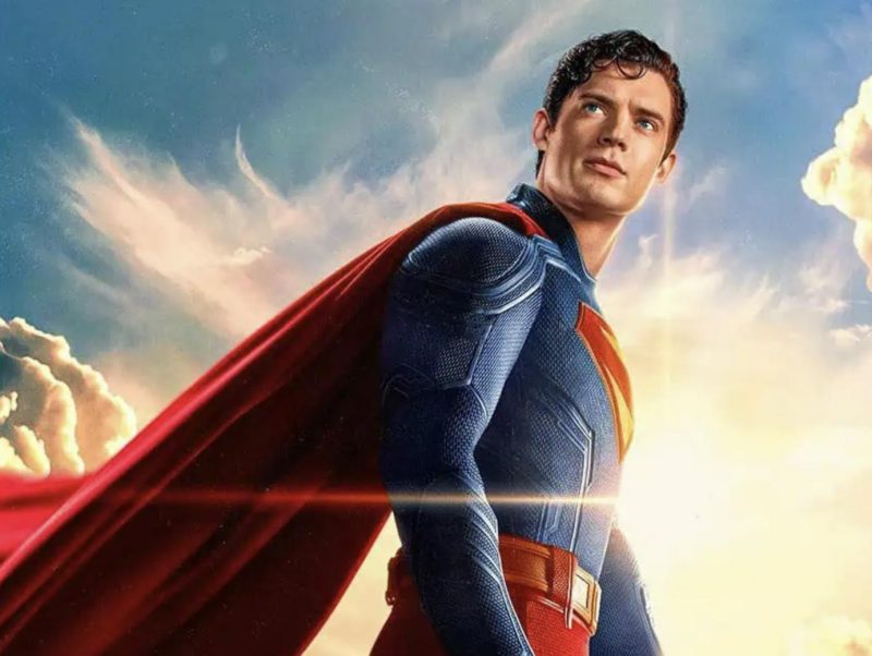 Ο Superman με την μπλε στολή και την κόκκινη κάπα του σε φόντο με σύννεφα.