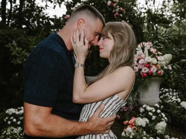 Taylor Swift – Travis Kelce: H φωτογραφία που «φούντωσε» τις φήμες για γάμο