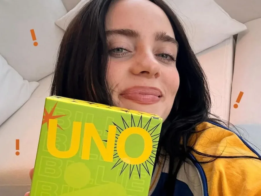 Η Billie Eilish ποζάρει για την προώθηση του νέου συλλεκτικού παιχνιδιού Uno που σχεδίασε η ίδια.