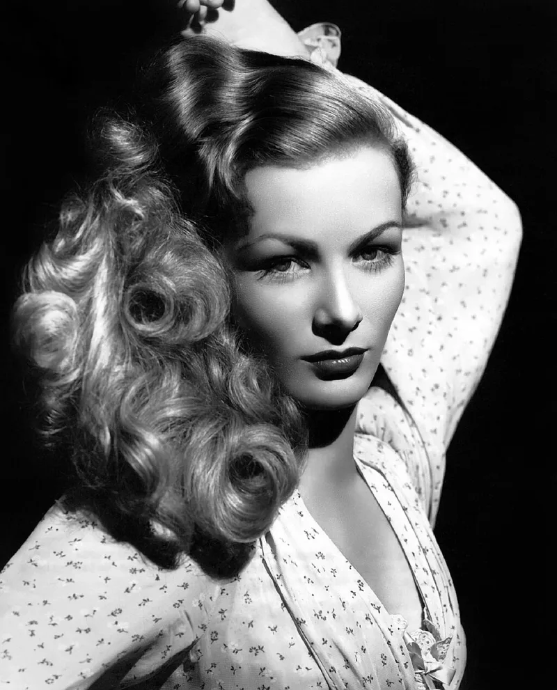 Η ηθοποιός Veronica Lake το 1952, η εμβληματική ξανθιά femme fatale του Χόλιγουντ και των film noir.