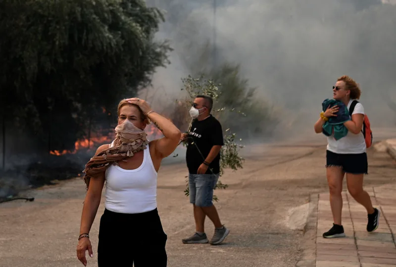 Δραματικές εικόνες από τα πύρινα μέτωπα και τις πυρκαγιές που μαίνονται σε όλη την Ελλάδα.