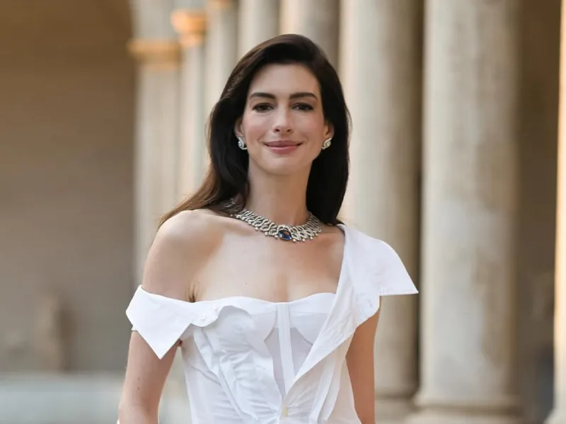 Η Anne Hathaway με λευκό φόρεμα και εντυπωσιακό κολιέ.