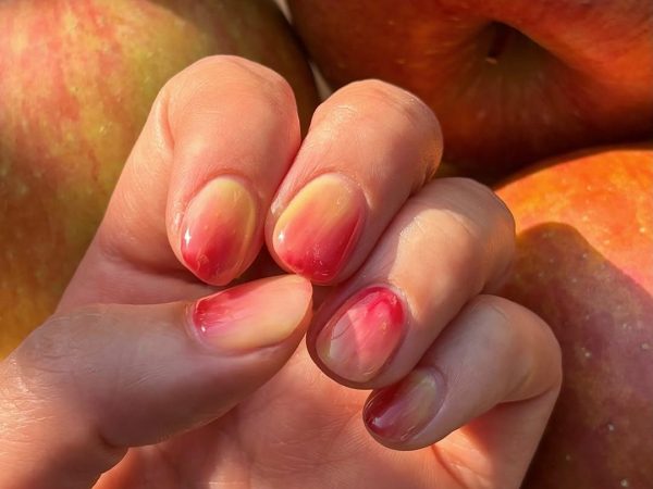 Fruit skin nails: Η νέα viral τάση στα νύχια που θυμίζει φρέσκα φρούτα