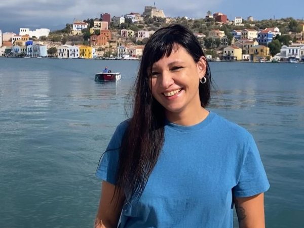 Αθηναΐς Νέγκα: Στην παραλία αυτοσαρκάζοντας με το σώμα της στα 51
