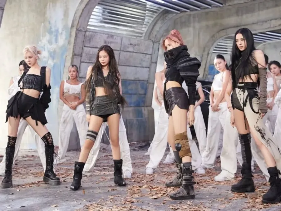 Τα μέλη των BLACKPINK ποζάρουν με εντυπωσιακές εμφανίσεις για το νέο τους album και την παγκόσμια περιοδεία.