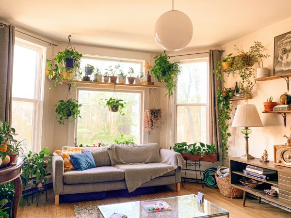 Boho καλοκαίρι στο σαλόνι: Πώς να φέρεις την ανεμελιά του νησιού στο σπίτι σου
