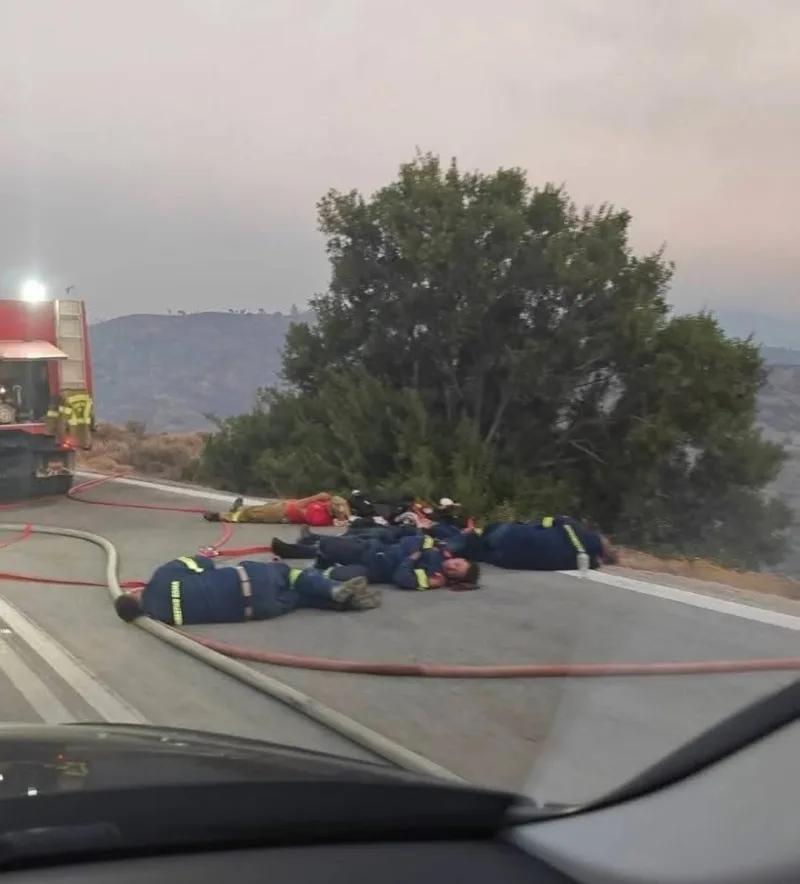 Δραματικές εικόνες από τα πύρινα μέτωπα και τις πυρκαγιές που μαίνονται σε όλη την Ελλάδα.