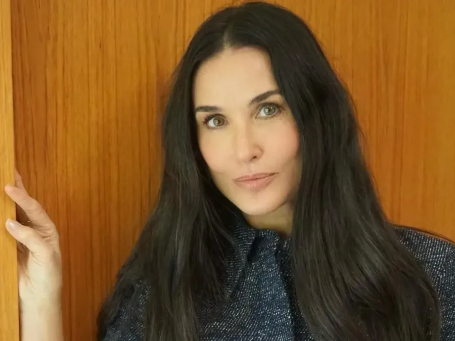 Η κουζίνα της Demi Moore δείχνει γιατί τα άβαφα ξύλινα ντουλάπια δεν θα φύγουν ποτέ από τη μόδα