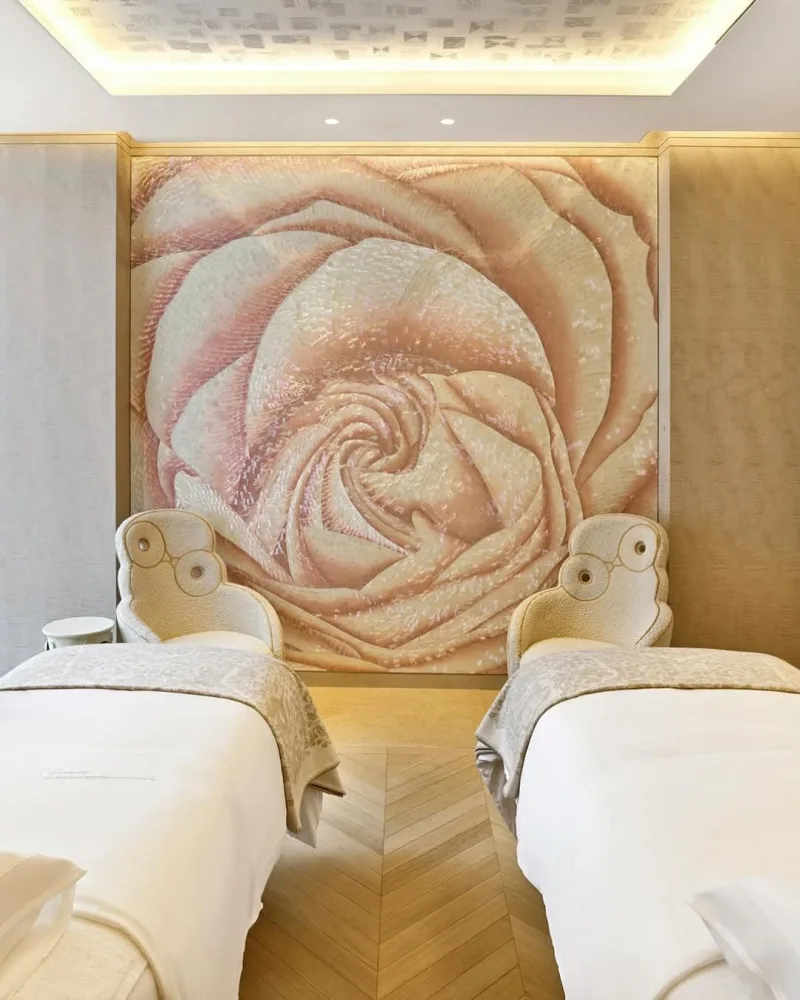 Πολυτελές δωμάτιο θεραπείας στο Dior Spa στη Νέα Υόρκη με ψηφιδωτό τριαντάφυλλο.