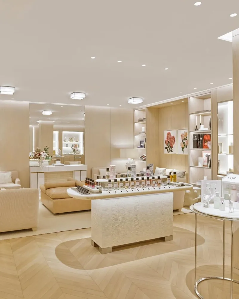 Εσωτερικός χώρος του πολυτελούς Dior Spa στη Νέα Υόρκη με αρώματα και κομψή διακόσμηση.