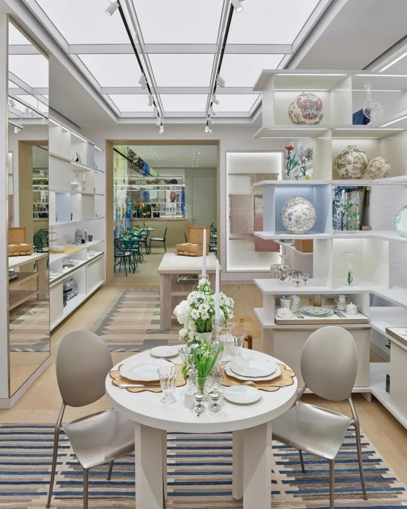 Εσωτερικό του νέου Dior flagship στη Νέα Υόρκη με είδη σπιτιού και τραπεζαρία.
