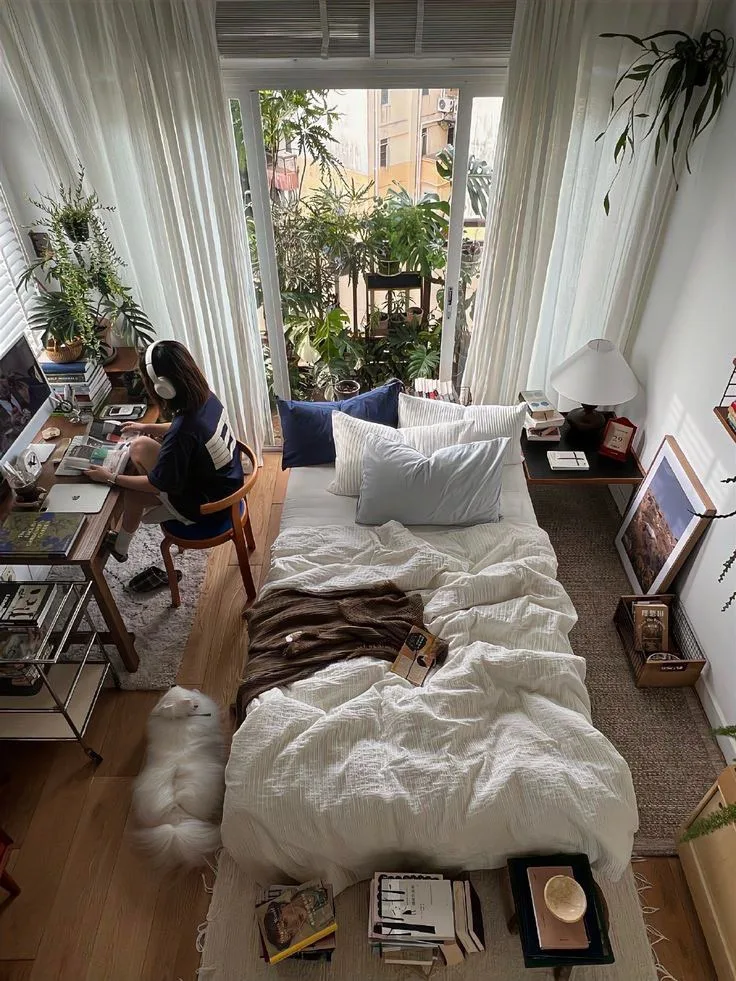 Messy girl aesthetic: Το deco trend με την ακατάστατη κομψότητα που κάνει κάθε σπίτι πιο ζεστό