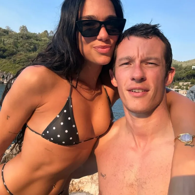 Η Dua Lipa με τον σύντροφό της σε καλοκαιρινές διακοπές.