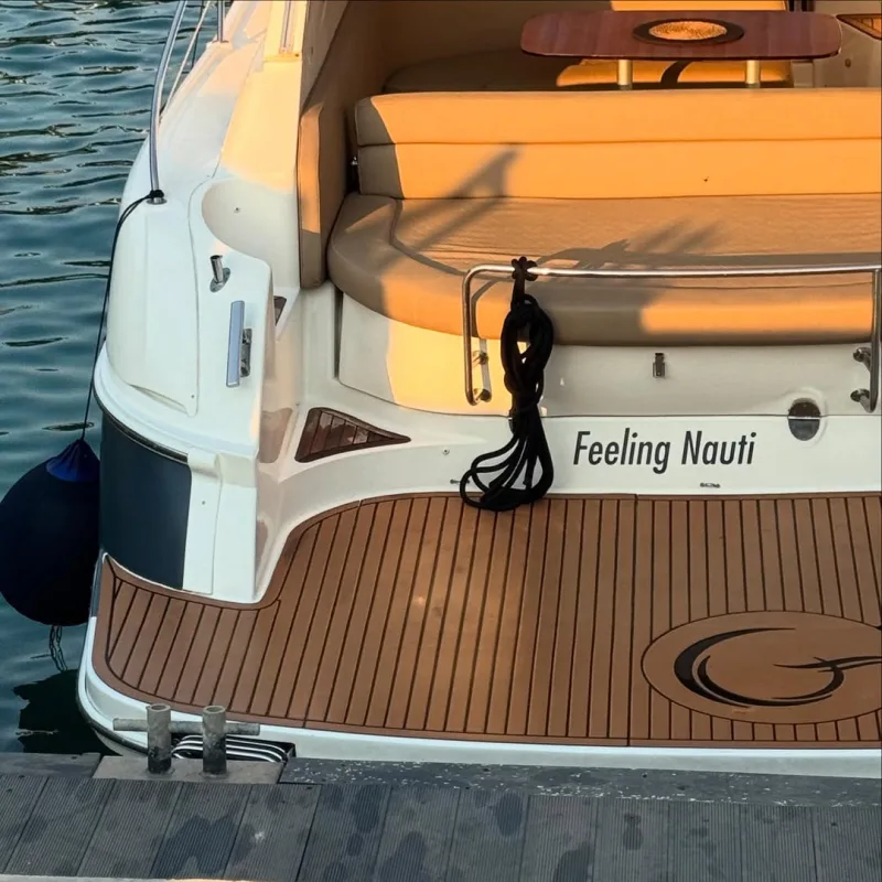 Πρύμνη πολυτελούς σκάφους με την επιγραφή Feeling Nauti.