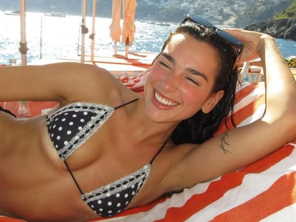 Polka dots: Φόρεσε το viral print του καλοκαιριού όπως οι celebrities