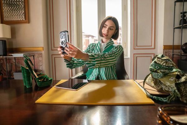 Ο JD Vance αποθεώνει το Emily in Paris: «Είναι ο Σαίξπηρ της εποχής μας»