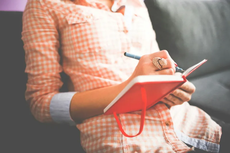 Η ρουτίνα self-care που δεν περιλαμβάνει scrolling και κάνει θαύματα στην ψυχολογία σου