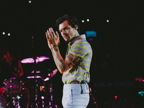 Harry Styles: Ο καλλιτέχνης που άλλαξε τους κανόνες της σύγχρονης ανδρικής μόδας