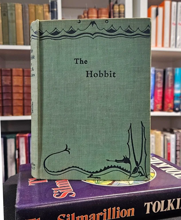 Σπάνια πρώτη έκδοση του βιβλίου The Hobbit του J.R.R. Tolkien από δημοπρασία του Auctioneum.