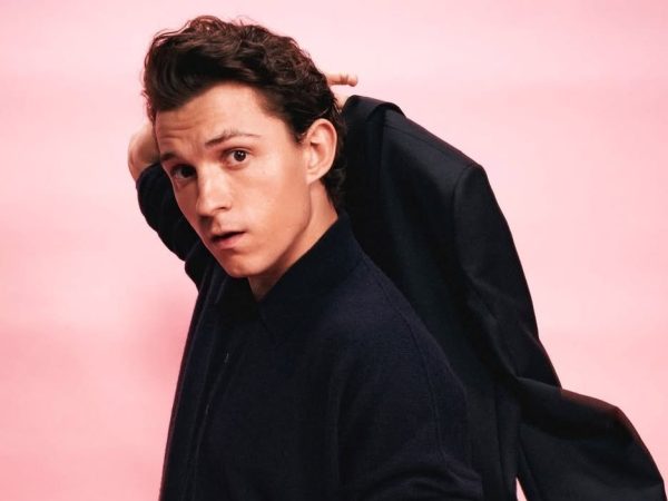Ο Tom Holland γίνεται το νέο πρόσωπο της Prada Beauty και επαναπροσδιορίζει την ανδρική αρωματοποιία