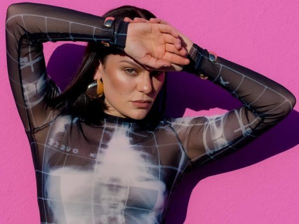 Jessie J: Εσπευσμένη εισαγωγή στο νοσοκομείο μετά τη μάχη με τον καρκίνο του μαστού