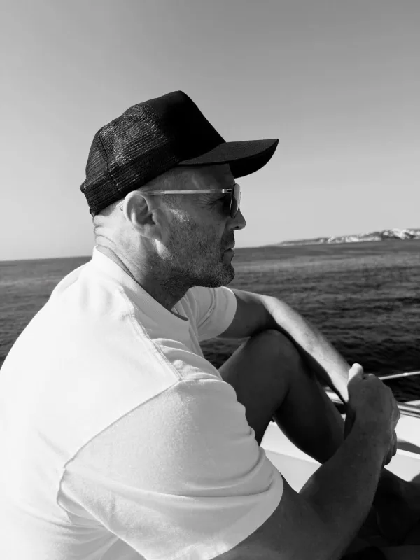 Ο Jason Statham κάνει διακοπές με την οικογένειά του στην Αντίπαρο