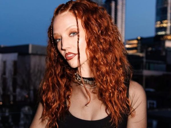 Η Jess Glynne καταγγέλλει τον Λευκό Οίκο για τη χρήση του viral meme με το «Hold My Hand» σε ανάρτηση υπέρ απελάσεων