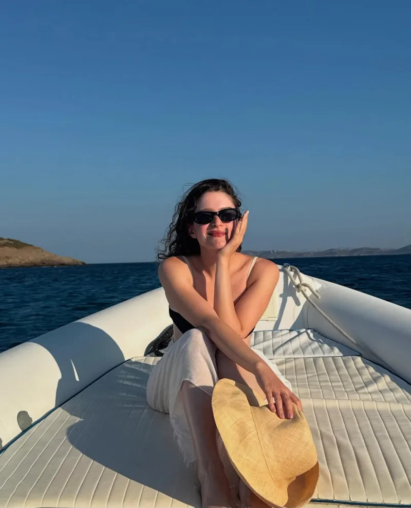 Γυναίκα με γυαλιά ηλίου σε σκάφος στη θάλασσα
