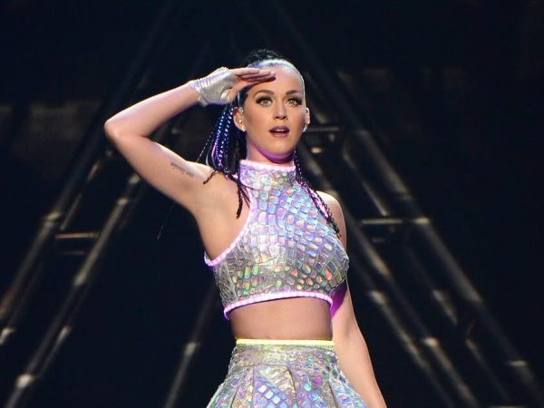 Η Katy Perry αποκαλύπτει τις πληγές στα πόδια που της άφησαν οι συναυλίες της