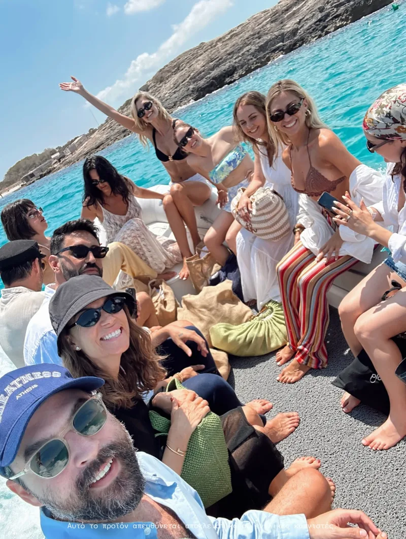 Η Βίκυ Καγιά με μεγάλη παρέα σε σκάφος στην Ίμπιζα.