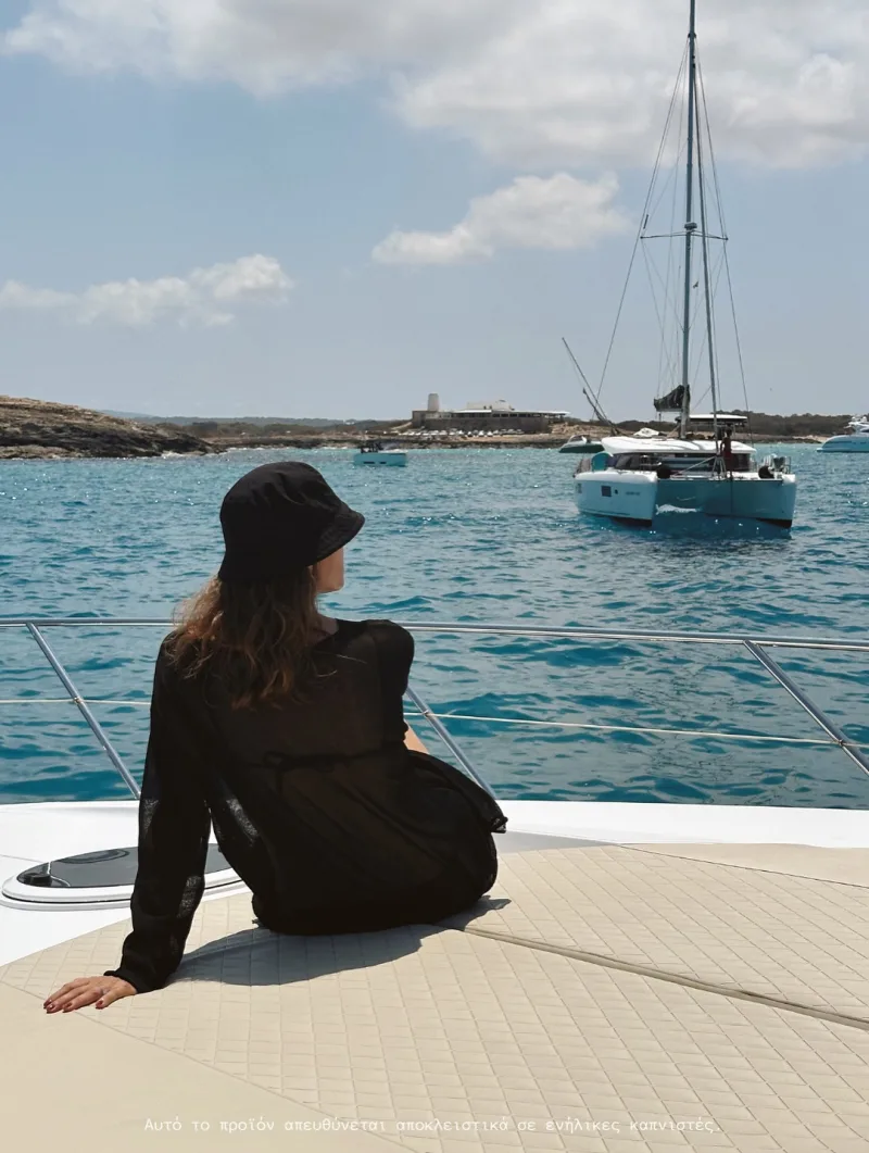 Η Βίκυ Καγιά κάθεται στην πλώρη σκάφους κοιτάζοντας τη θάλασσα στην Ίμπιζα.