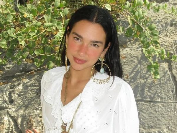 Η Dua Lipa σε καλοκαιρινές διακοπές με τον αρραβωνιαστικό της – Δες το φωτογραφικό άλμπουμ