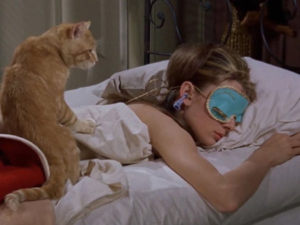 Sleeping beauty: Τα 7 skincare οφέλη της μάσκας ύπνου