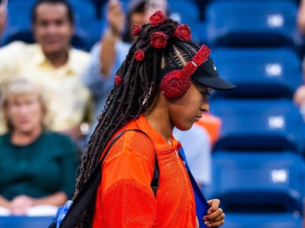 Η Naomi Osaka κάνει θεαματική είσοδο στο US Open Court με ένα Labubu που της μοιάζει