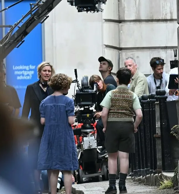 Λογότυπο του NarniaWeb για τη νέα ταινία Narnia της Greta Gerwig που ξεκινά γυρίσματα.